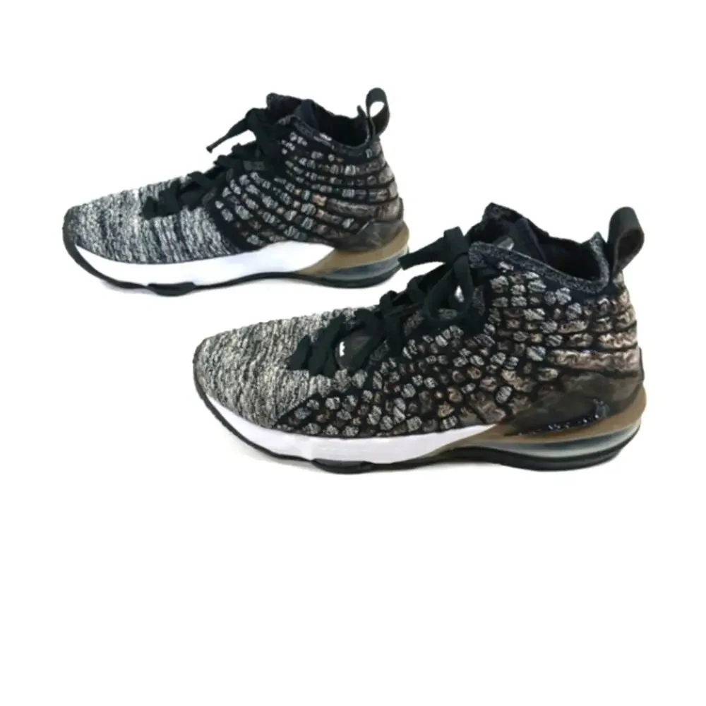 NIKE LeBron 17 EUC Kids Size 5.5Y SS1672